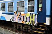 Sprejeři poškozují vlakové soupravy graffiti