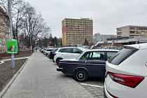 V Šumavské ulici v Brně vzniklo šikmé parkovací stání místo podélného.