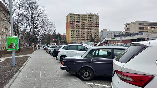 V Šumavské ulici v Brně vzniklo šikmé parkovací stání místo podélného.