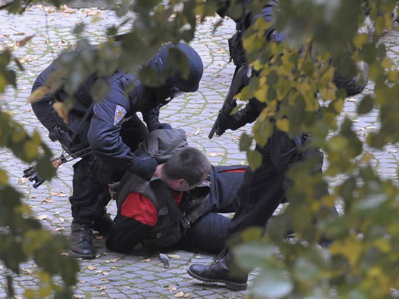 Eskorta zlikvidovala útočníka. Chtěl osvobodit vězně