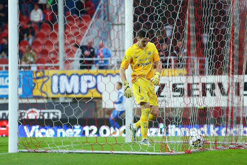 Brněnští fotbalisté (v červeném) na domácím trávníku zdolali Liberec 3:0.