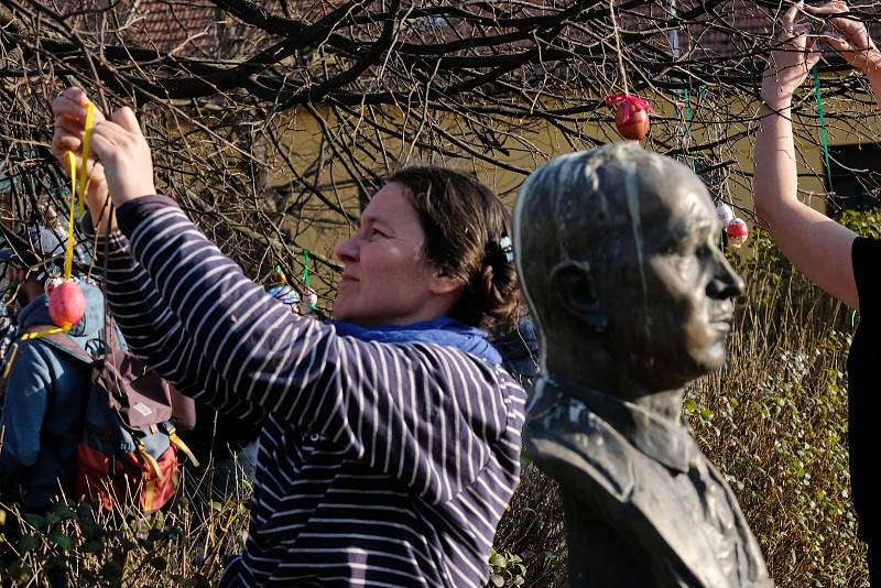 Poslední březnovou sobotu nazdobili lidé v Kuřimi společně velikonoční strom.