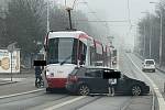 Nehoda tramvaje s autem, řidička nedala přednost