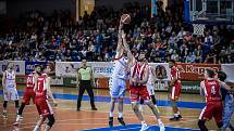 Brněnští basketbalisté (v bílém) před víc než tisíci diváky porazili Pardubice 83:71.