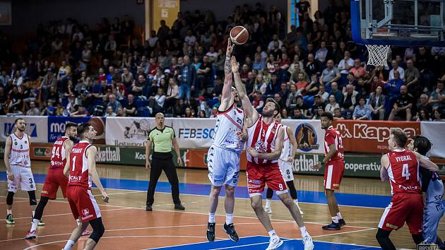 Brněnští basketbalisté postoupili do semifinále. Na úkor Pardubic. 