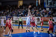 Brněnští basketbalisté (v bílých dresech) postoupili do semifinále české nejvyšší soutěže.