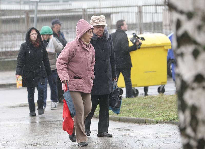 Požár panelového domu na Halasově náměstí v Lesné.