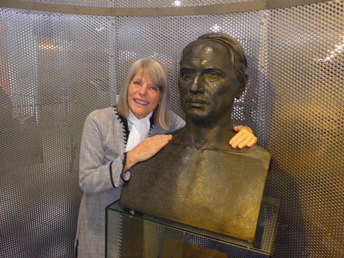 Gerlind Weber s bustou svého dědečka Viktora Kaplana v Technickém muzeu Brno.