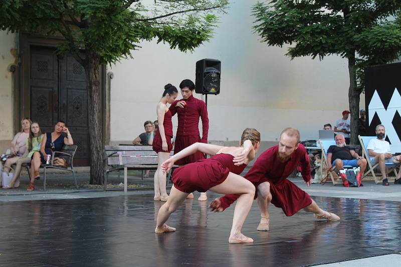 Tanečníci Národního divadla Brno představili baletní choreografii přímo v centru města. Vystoupili jako součást festivalu Uprostřed.