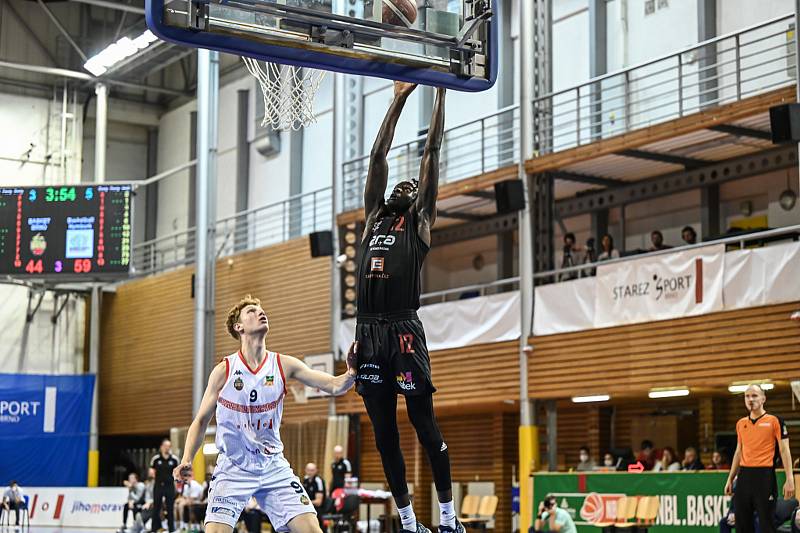 Brněnští basketbalisté (v bílém) při ligovém utkání s Nymburkem, kterému na domácí palubovce podlehli 70:88.