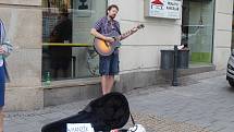 Umělci v Brně hráli na autech, balkónech, rikšách i na ulici. Součástí festivalu Maraton hudby byl i busking