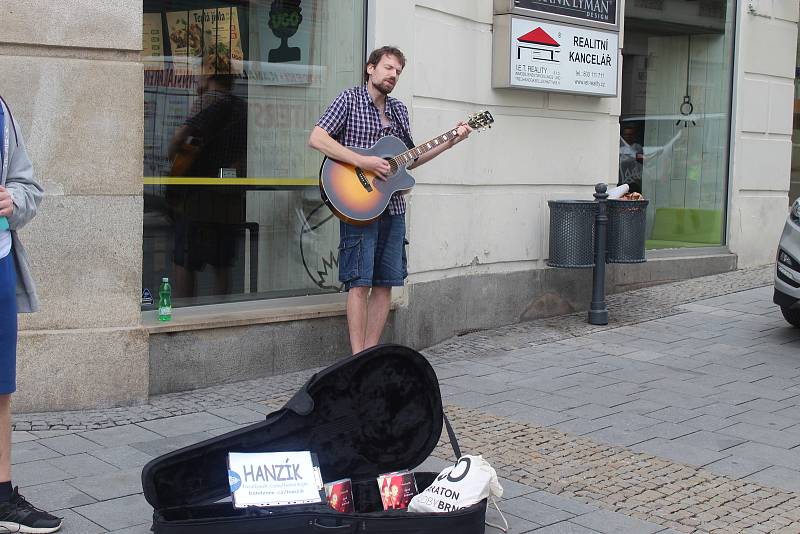 Umělci v Brně hráli na autech, balkónech, rikšách i na ulici. Součástí festivalu Maraton hudby byl i busking