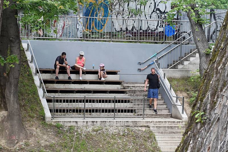 Nové rekreační terasy na nábřeží řeky Svratky.