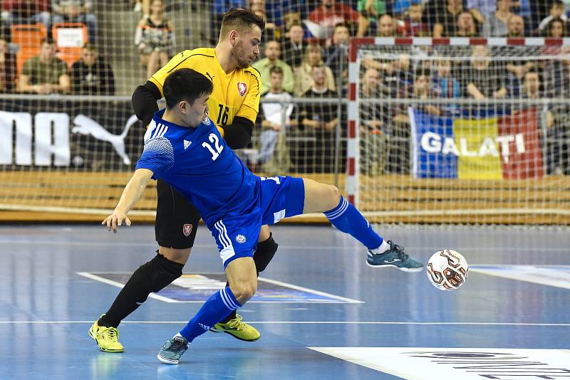 Kvalifikační turnaj na futsalové MS 2020 - ČR Ondřej Vahala (bílá) Kazachstán Dauren Tursagulov (modrá)