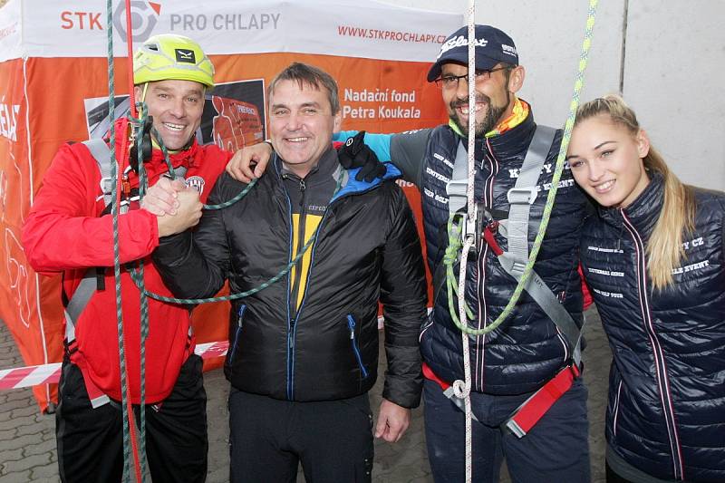 Slaňováním padesátimetrové výškové budovy na brněnském výstavišti symbolicky odstartovali primátor Petr Vokřál s bývalým prvoligovým fotbalistou Petrem Švancarou veletrh Sport Life.