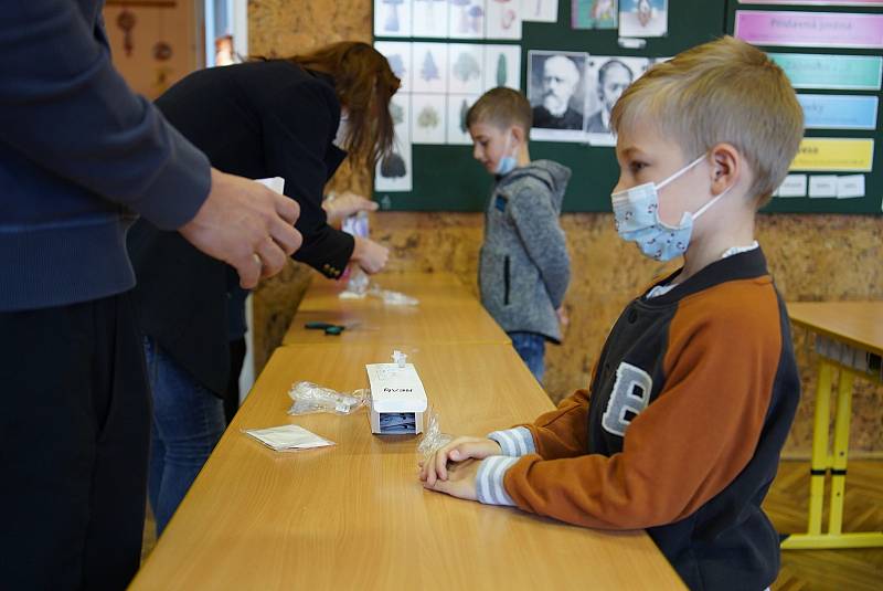 Návrat nejmladších školáků do lavic. V Dolních Věstonicích na Břeclavsku je testovali antigenními testy ze slin, které zakoupila obec. Bylo u toho veselo. 12.dubna 2021