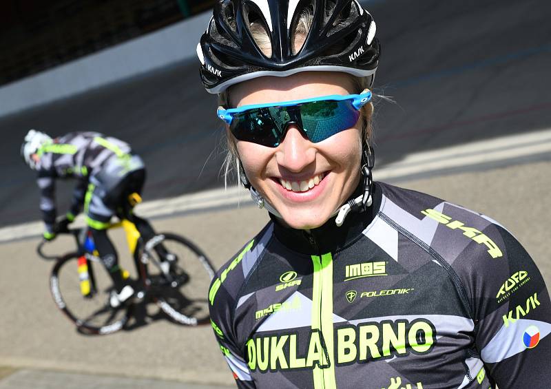 Trénink dráhových cyklistů Dukla Brno na velodromu.