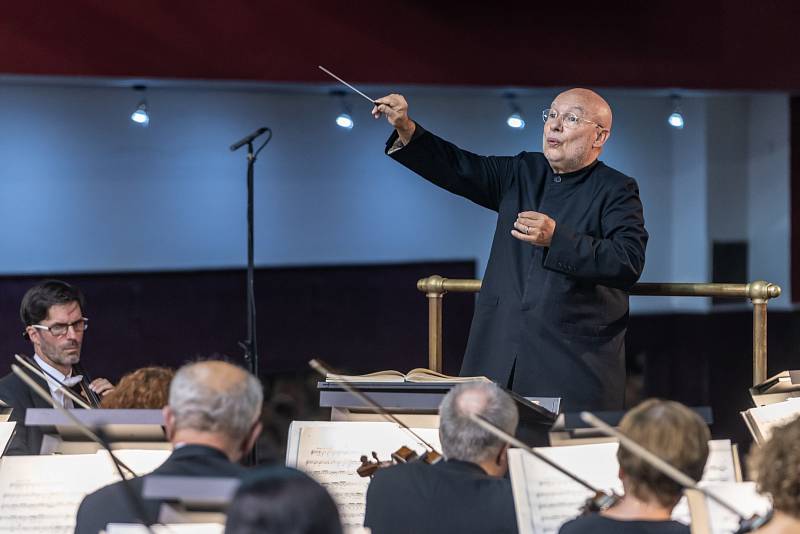 Nový šéfdirigent brněnské filharmonie Dennis Russell Davies má za sebou první koncert