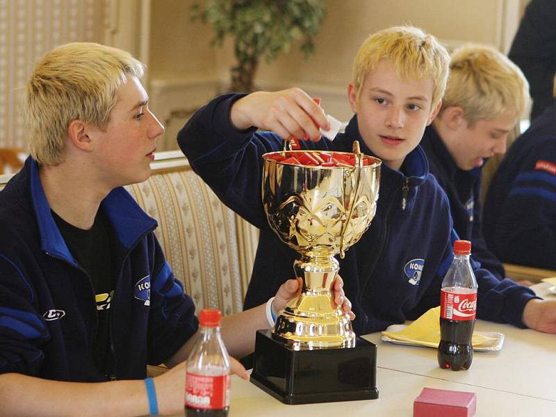 Tým osmáků z brněnské Komety u brněnského primátora Romana Onderky.