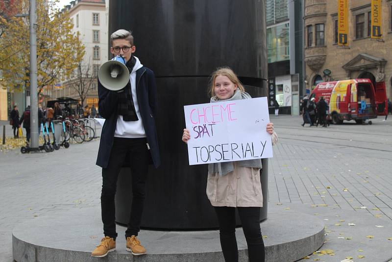 Místo tisíců jen pět demonstrantů dorazilo na manifestaci za seriály