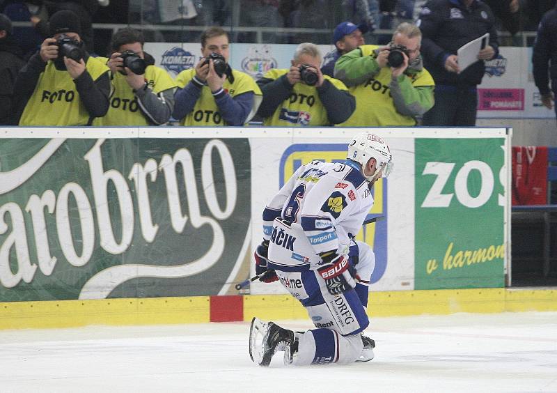 Doma je doma. Hokejisté brněnské Komety v 50. kole extraligy porazili doma Mladou Boleslav 4:3 po nájezdech. Rozhodl Jozef Kováčik.