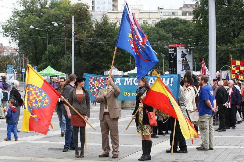 Moravané slaví Den za Moravu. Připomínají si tím první písemnou zmínku o Moravanech, od které uplynulo už 1192 let, a zároveň 604. výročí korunovace moravského markraběte Jošta římským králem.