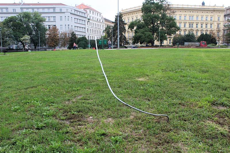 Na Moravském náměstí začaly opravy díry po propadlých fontánách. Po Německém domě zbyly dráty, které trčí ze země. Nechali je tam organizátoři festivalu.