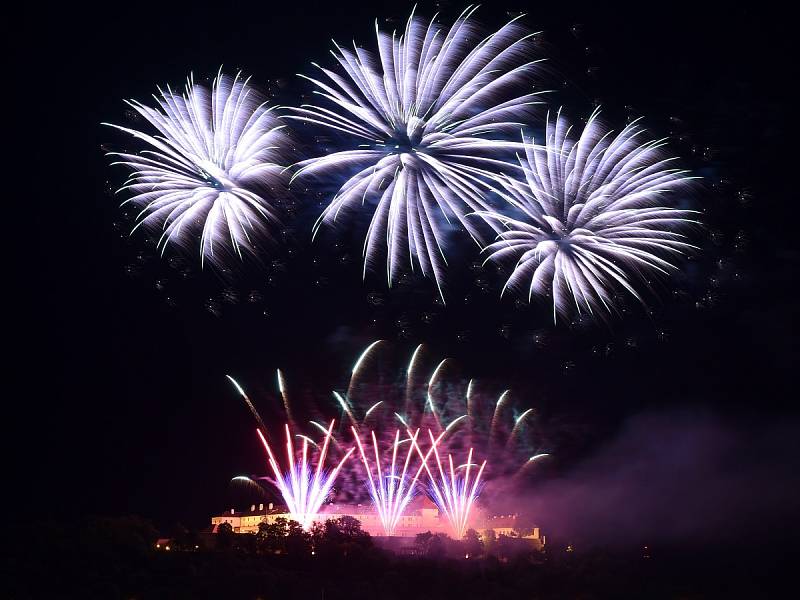 Oblohu nad Špilberkem v sobotu prozářil závěrečný nesoutěžní ohňostroj festivalu Ignis Brunensis. Podívaná nesla název Nebe na zemi podle slov známé skladby Jaroslava Ježka.