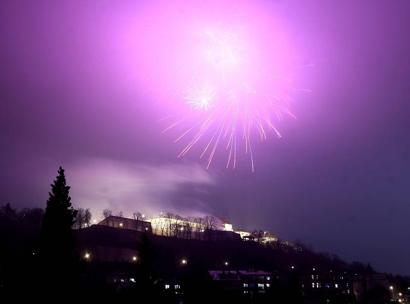 Ohňostroj nad Špilberkem nazvaný Doteky hudebních velikánů zakončil ve středu oslavy Nového roku.