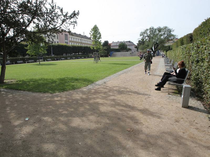 Park na Slovanském náměstí se stal hlavně místem studentů. V blízkosti je základní i střední škola.