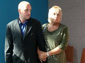 Obvinění z prodeje nekvalitního alkoholu čelí Petr Švábenský a jeho matka Ludmila Švábenská. 