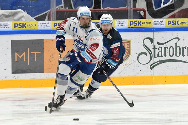 Obránce brněnské Komety Stanislav Svozil (s číslem 11) se upsal Columbusu Blue Jackets z NHL.