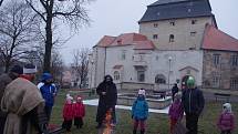 Desítky dětí v sobotu zamířily na miroslavský zámek. Zahrály si v pohádce o Dvanácti měsíčcích.