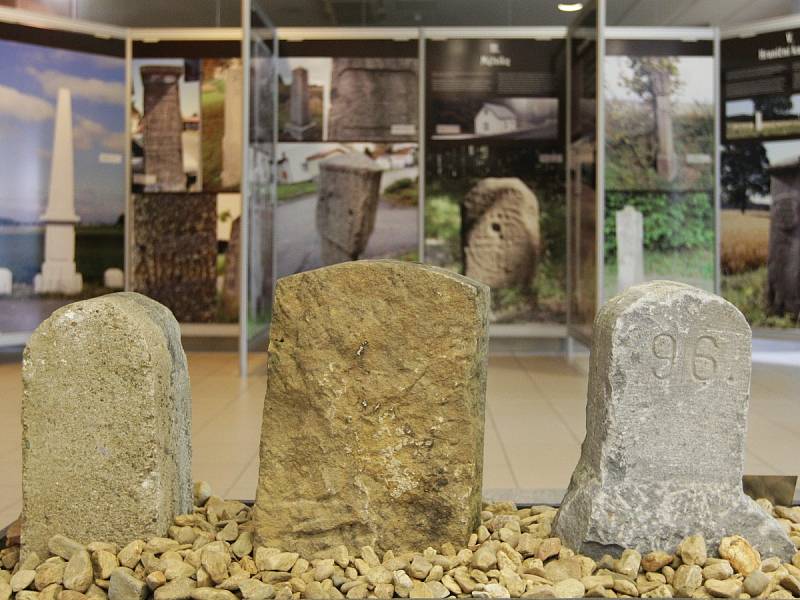 Hraniční kameny, patníky, rozcestníky nebo značky. Výstavu dopravního a územního značení pod tímto názvem si od úterý mohou prohlédnout návštěvníci brněnského Technického muzea. 