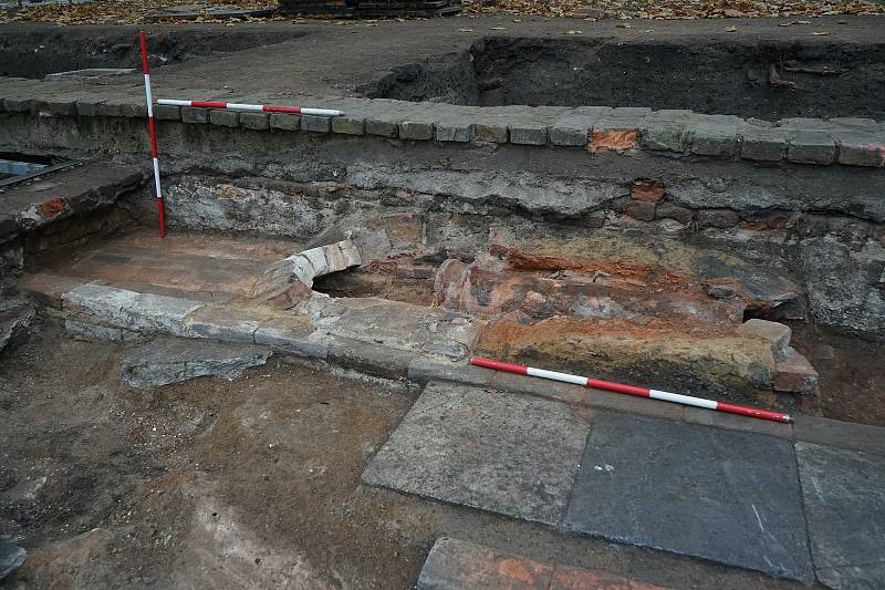 Archeologický výzkum na místě někdejšího Mendelova skleníku na Starém Brně. Topný kanál vyúsťující z prostoru topeniště do vlastního skleníku.