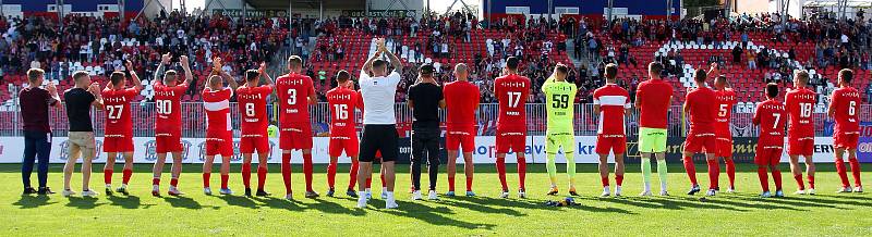 Fotbalisté Zbrojovky děkují svým fanouškům za podporu.