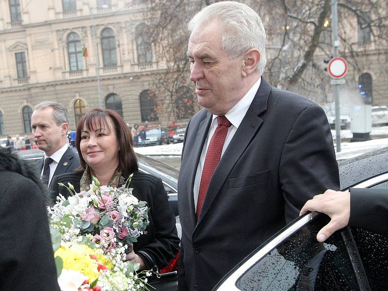 Miloš Zeman s manželkou při příjezdu ke Krajskému úřadu Jihomoravského kraje. Prezident tam zahájil třídenní návštěvu jižní Moravy.