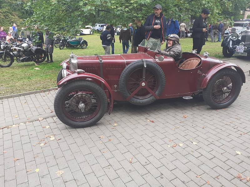 Milovníci historických automobilů i motocyklů si první říjnovou sobotu přišli na své při tradičním závodu Brno-Soběšice.