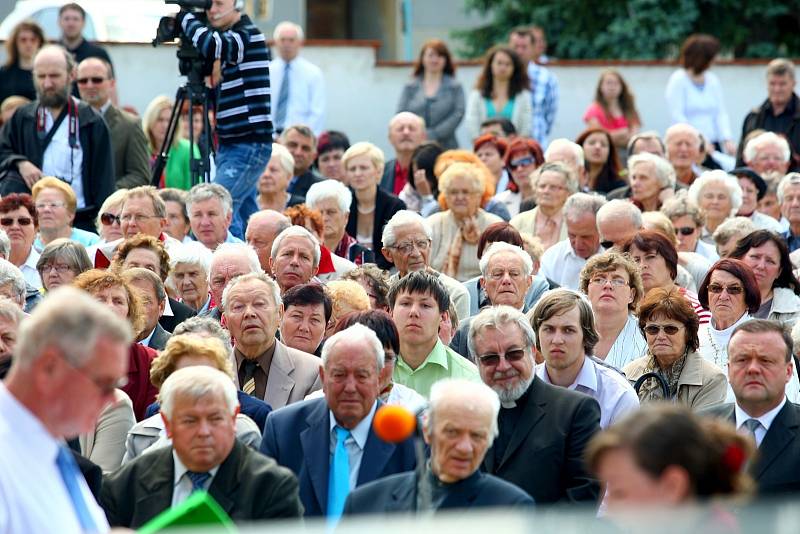 Sousoší sv. Cyrila a Metoděje v Moutnicích požehnal biskup Vojtěch Cikrle.