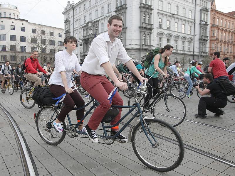 V šatech, obleku nebo teplácích vyrazilo ve čtvrtek v podvečer tisíc sto cyklistů z Moravského náměstí v Brně. Při Velké jarní cyklojízdě se vydali až na bývalý fotbalový stadion Za Lužánkami.