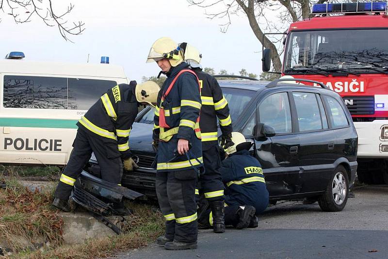 Hromadná nehoda tří osobních aut zablokovala v neděli dopravu v obci Ořechov na Brněnsku. 