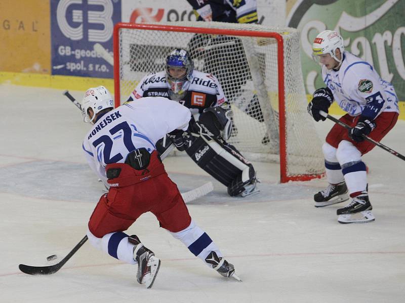 Hokejisté brněnské Komety (v bílém) v přípravě remizovali s Vítkovicemi 2:2. A uspěli v nájezdech.