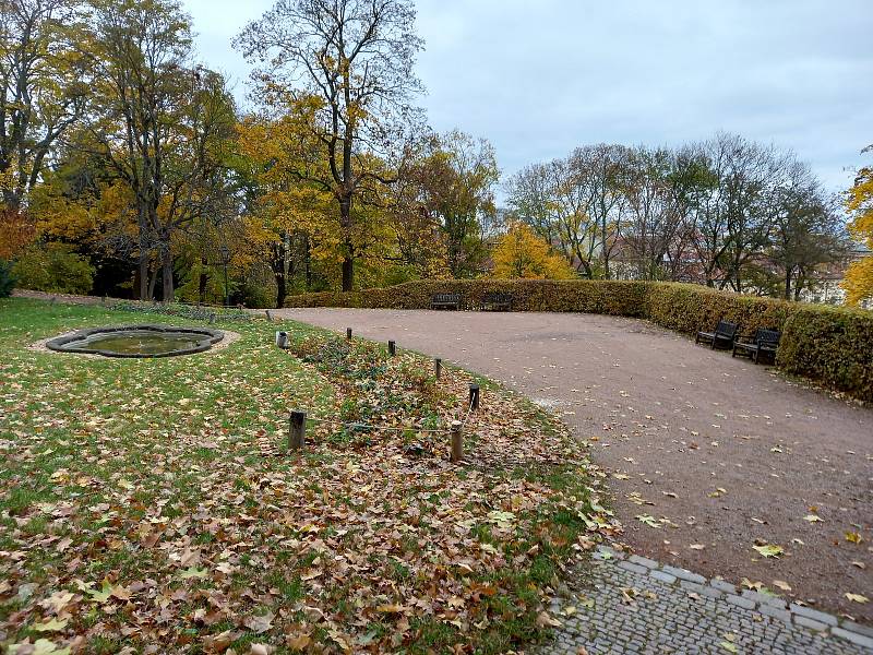 Současná podoba parku pod Špilberkem. V budoucnu jej může protnout kolejová dráha vedoucí od Husovy ulice k hradu.