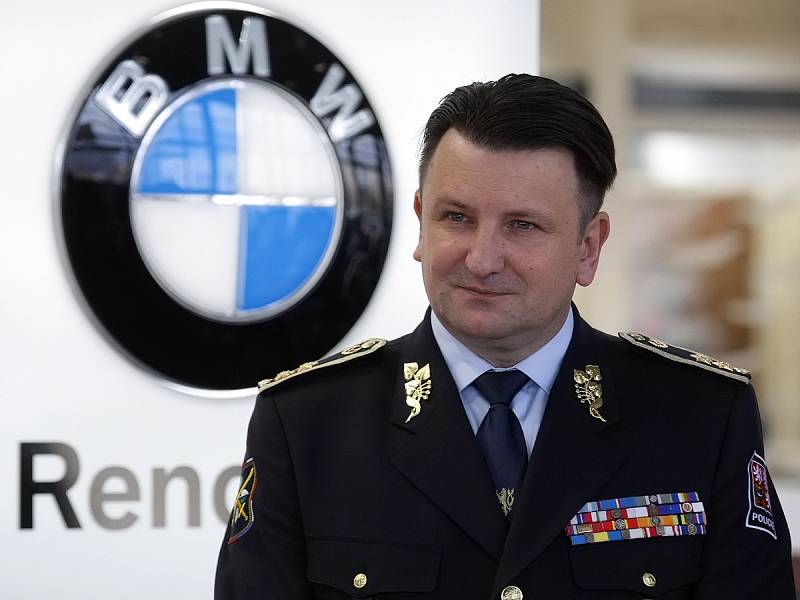 Šestasedmdesát speciálně upravených motocyklů značky BMW pro policii si v pondělí převzal prezident Policie České republiky Tomáš Tuhý. Jedná se o první část zakázky, která je největší v historii policie. 