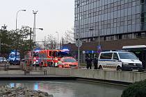 Policisté zasahovali v brněnské Holandské ulici. V jedné z tamních budov vyhrožoval ozbrojený muž. Z objektu evakuovali dvě stě lidí.