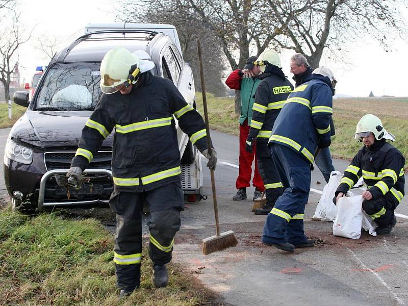 Hromadná nehoda tří osobních aut zablokovala v neděli dopravu v obci Ořechov na Brněnsku. 