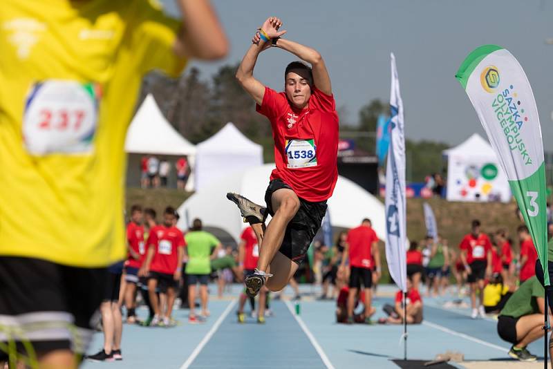 Mladí sportovci v Brně oblékli trička barev olympijských kruhů a soutěžili v desátém republikovém finále Odznaku všestrannosti.