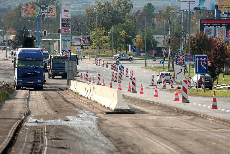 Problémy může vzhledem k souběžným uzavírkám způsobit především uzavřený most přes dálnici D2 nad exitem 3 u Olympie.