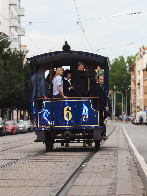 Dopravní podnik města Brna přesně po 150 letech, kdy Brnem projela první koněspřežná tramvaj, odhalil na stejném místě historický označník.
