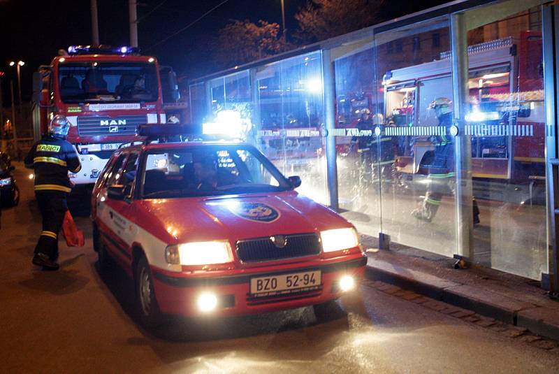 Hořící tramvaj blokovala dopravu